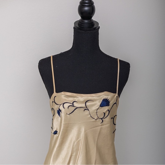 80s vintage Natori Gold and Dark Blue Embrodiered Nightgown - Picture 3 of 10
